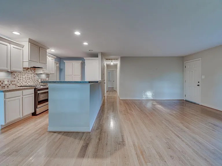 121 Winston Dr — Photo 5