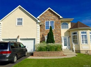 214 E Meadow Wind Ln, Newburgh, NY 12550