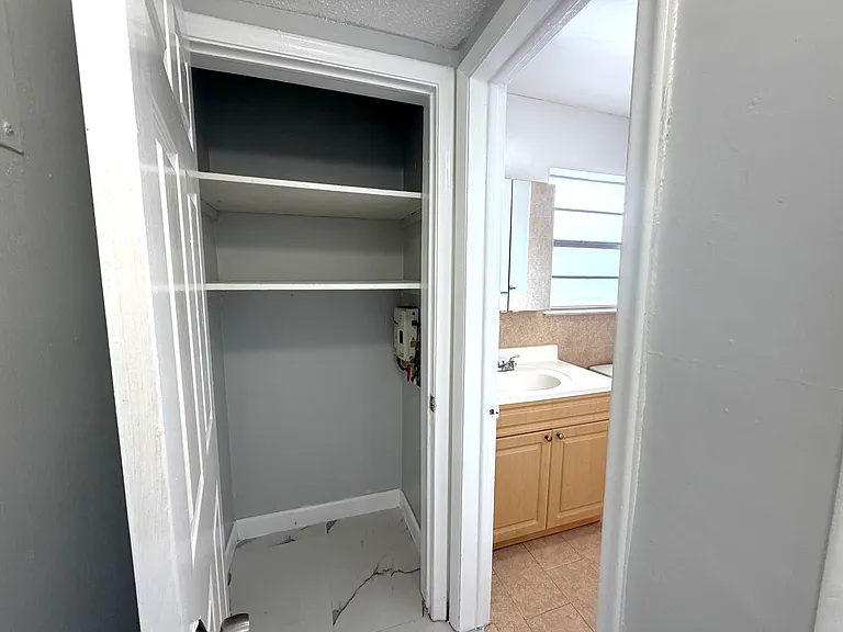 915 NE 8th St #202 — Photo 9