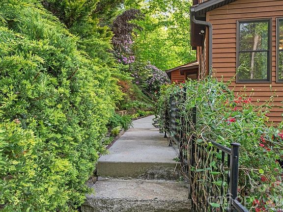 5th image of 52 Mountain Park Dr
