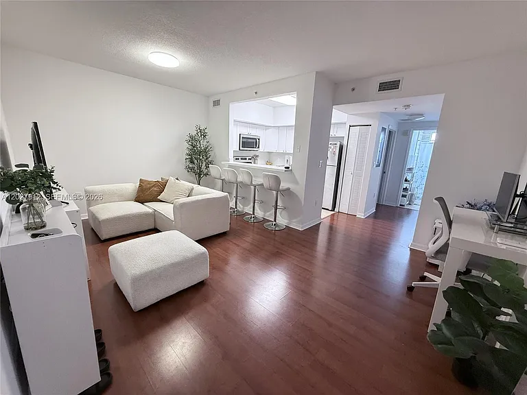 115 SW 42nd Ave #402 — Photo 3