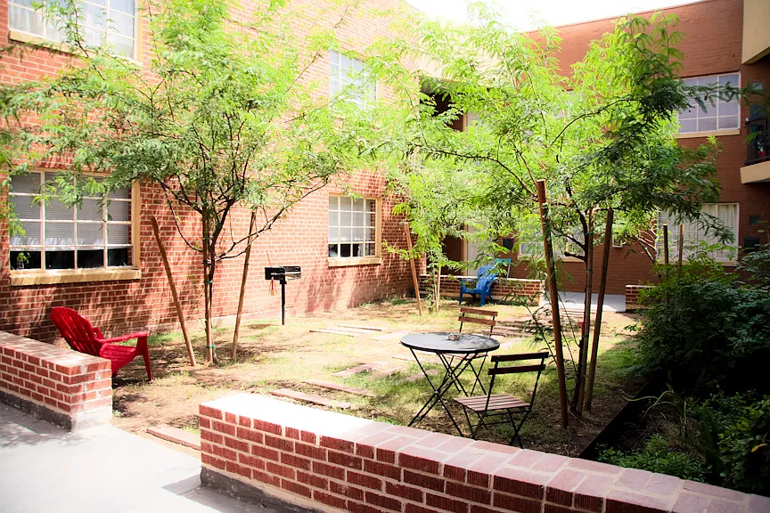 526 W Roosevelt St — Photo 2