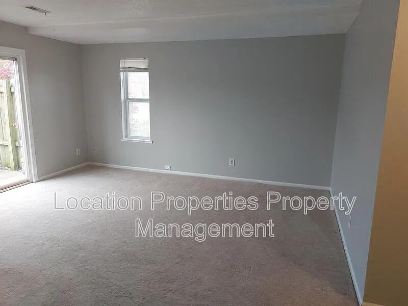 2 bed, 1.0 bath, $850 — Photo 2