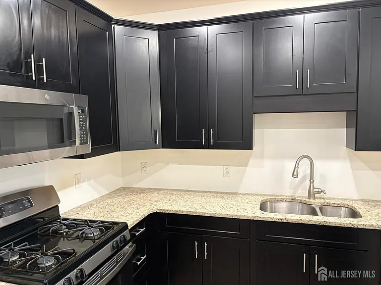 733 Stiller Ln — Photo 3