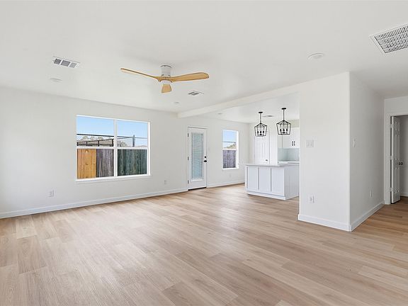 4th image of 915 Redcrest Springs Ct