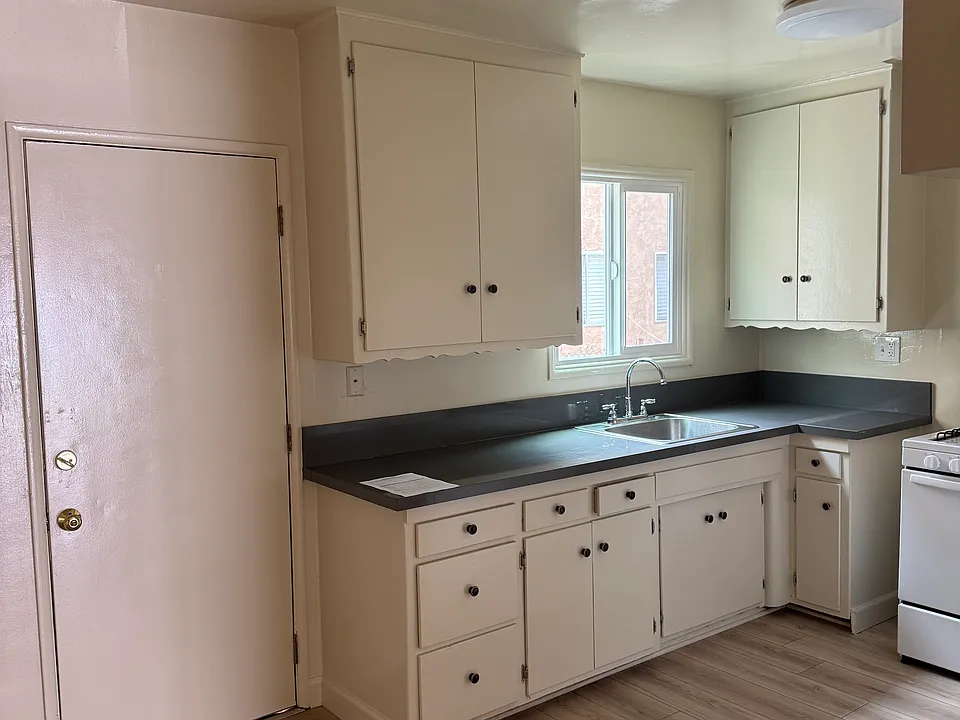 821 Mariposa St #8
