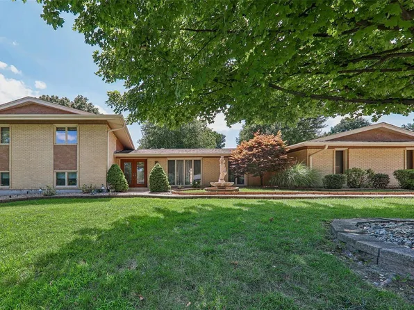 26 Shawnee Dr, Saint Charles, MO 63301