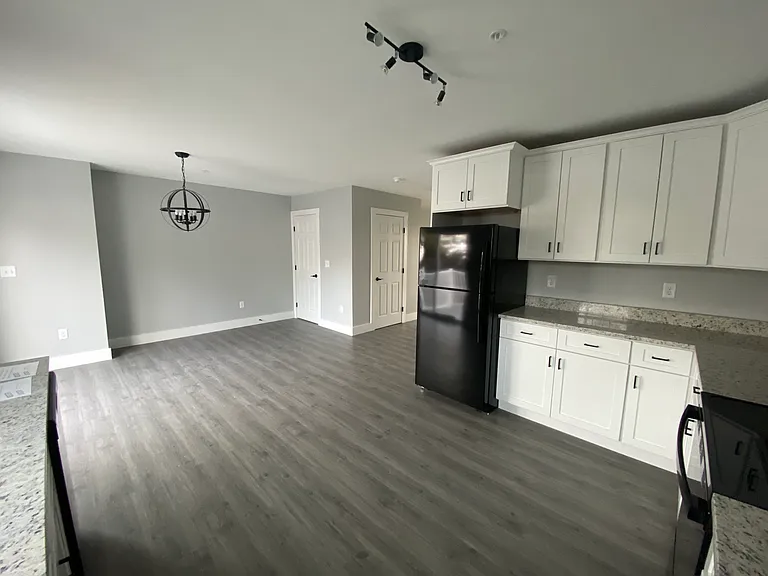 32 Main St #4 — Photo 8