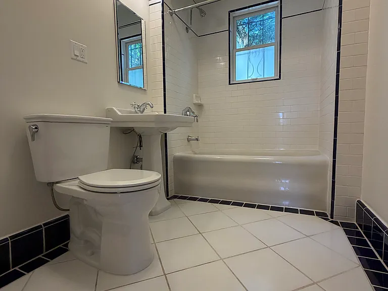 1342 N Laurel Ave #101 — Photo 16