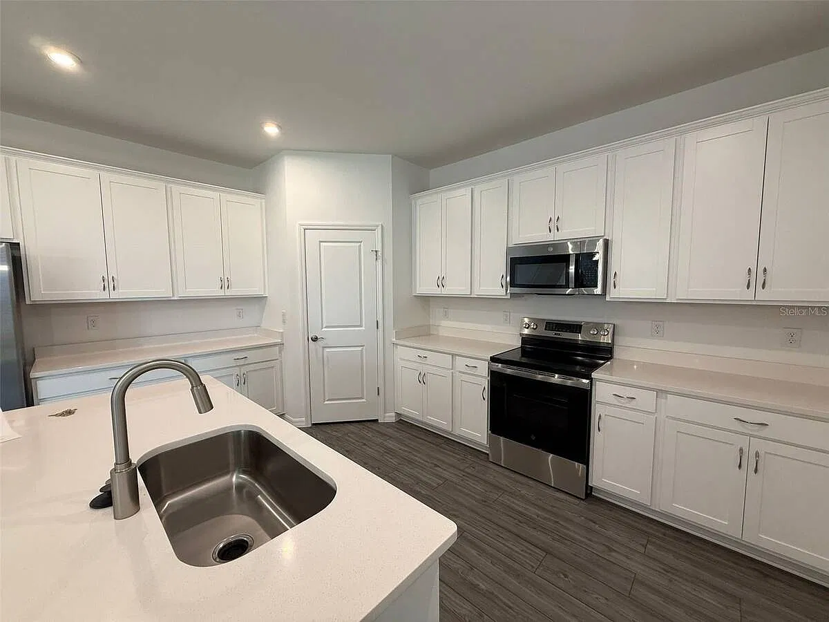 5 bed, 3.0 bath, 2494 sqft, $2,600 — Photo 2