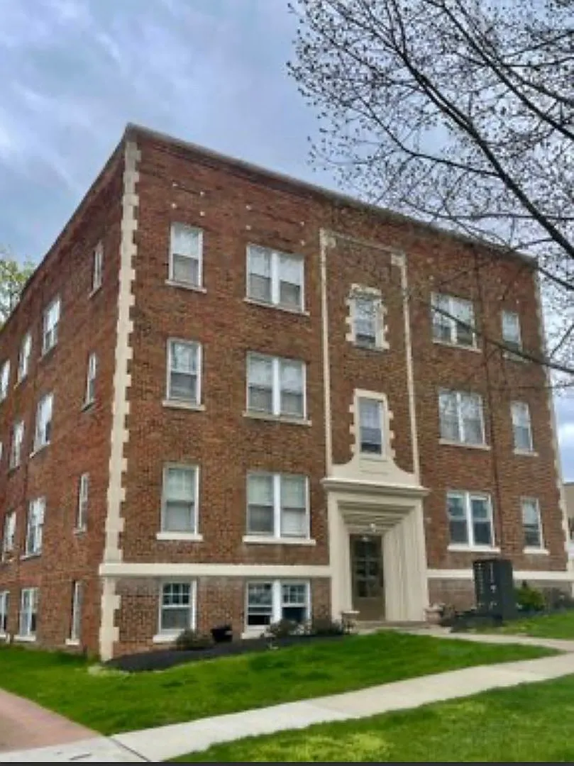 1385 Manor Park Avenue — Photo 1