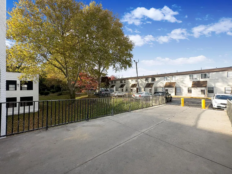 Hilltop Crescent Apartments — Photo 10