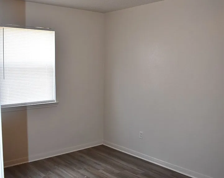 221 W Robin Ln — Photo 11