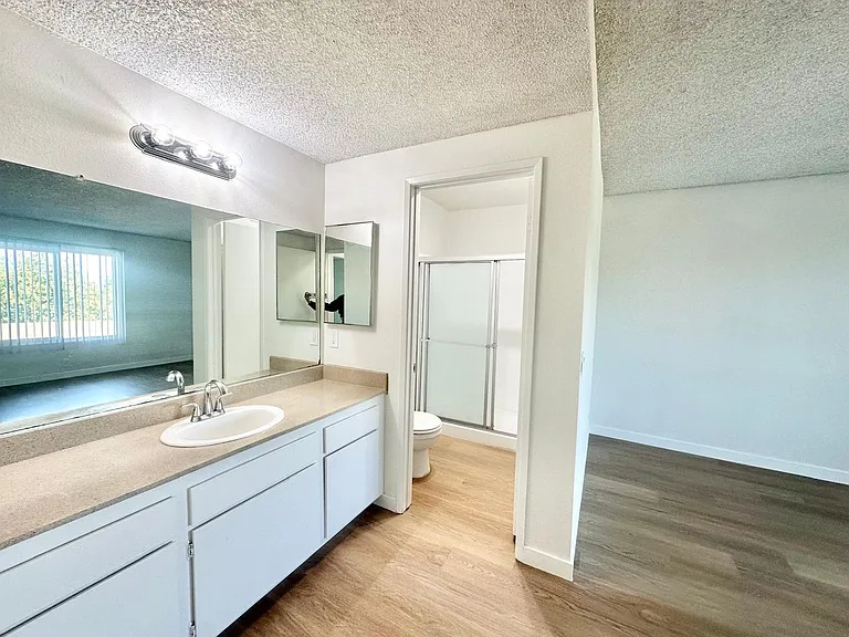 Westgate Villa Apartments — Photo 31
