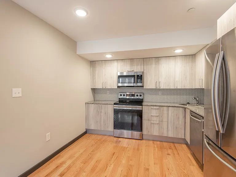 2545-47 Montrose St #BB — Photo 3