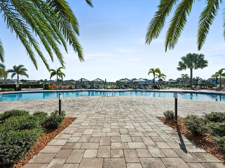 640 SE Monet Dr — Photo 33