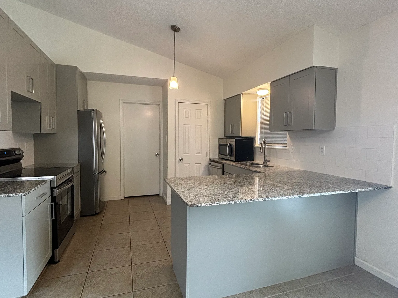 3 bed, 1432 sqft, $2,200 — Photo 3