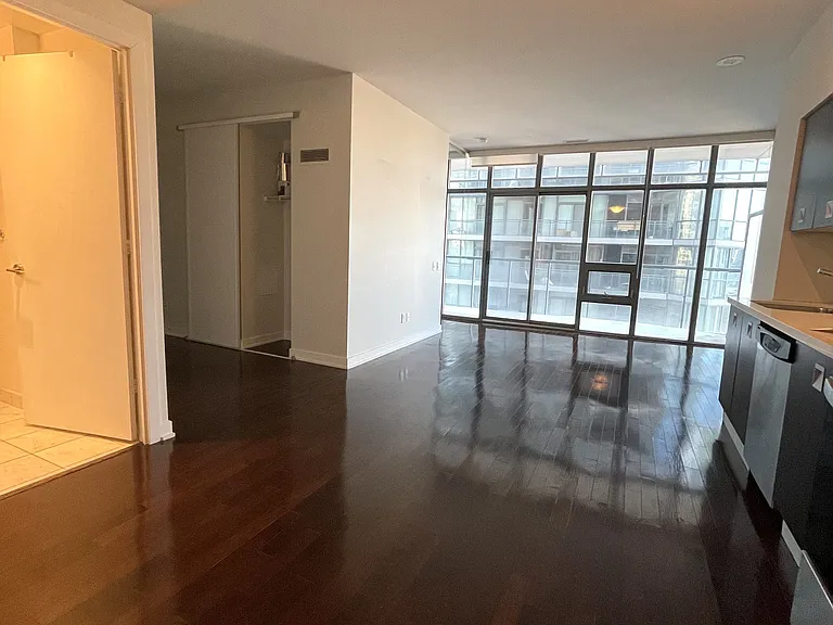 33 Charles St E #2101 — Photo 3