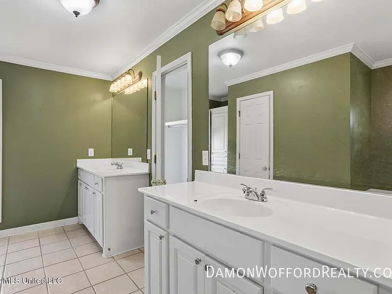 139 Hunters Row — Photo 14