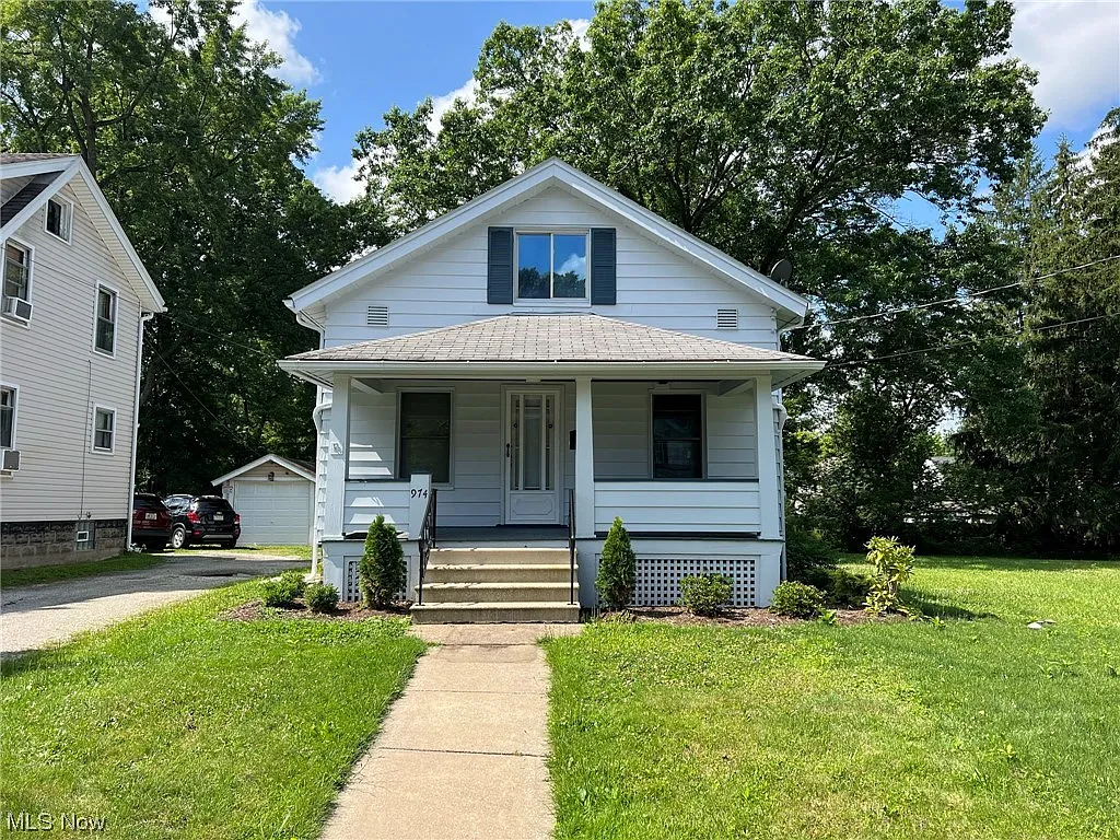 974 Dana St NE photo 1