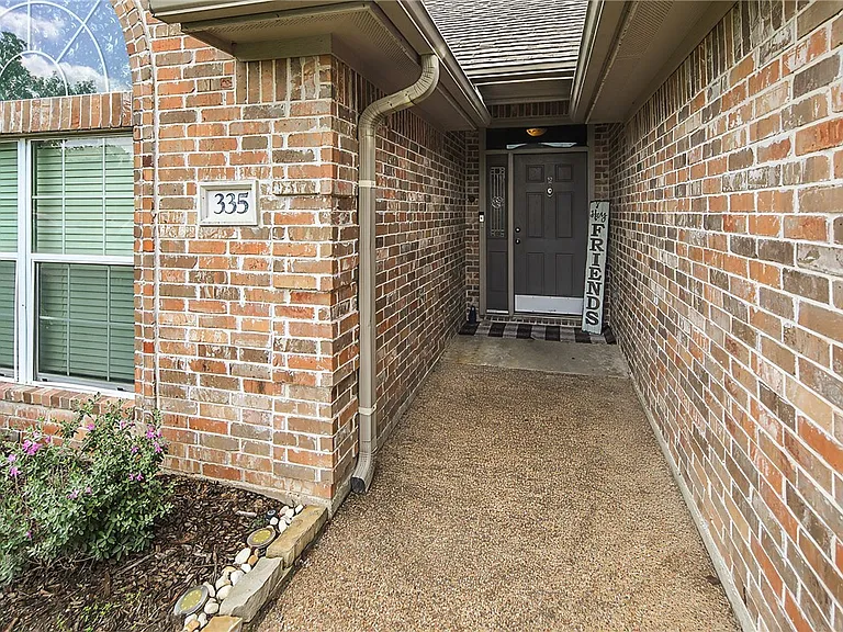 335 Robelmont Dr — Photo 3
