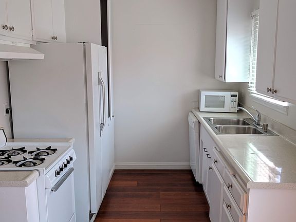 Kitchen (stock photos do not show recent modifications)