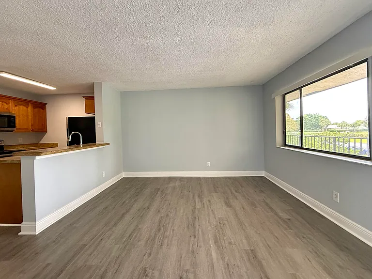 1722 Meadows Cir #W — Photo 5