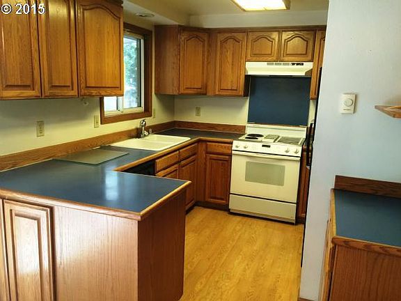 3rd image of 613 NE 152nd Ave