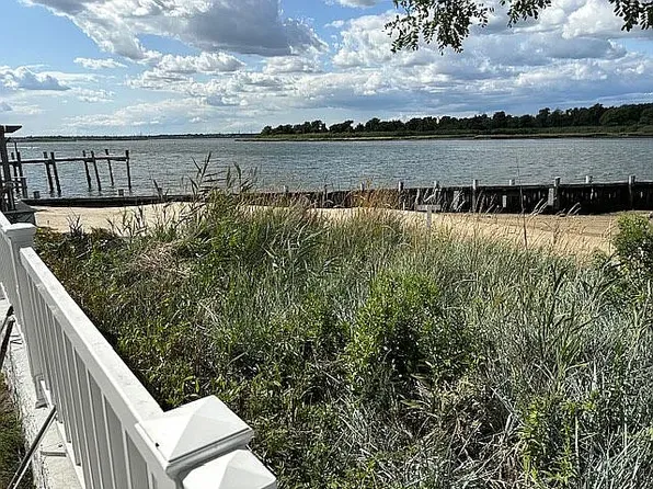 10 Sherborne Pl APT 1, Island Park, NY 11558