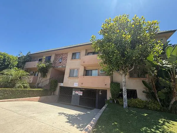 Building Photo - 6134 Woodman Ave #103