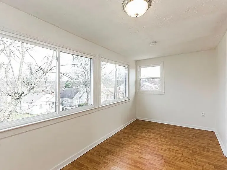 676 Headley Ave — Photo 13