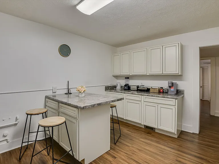 714 Hickman Rd — Photo 39
