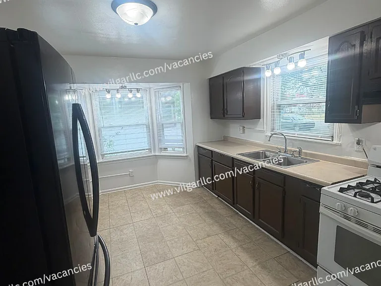 1353 Chase St — Photo 5