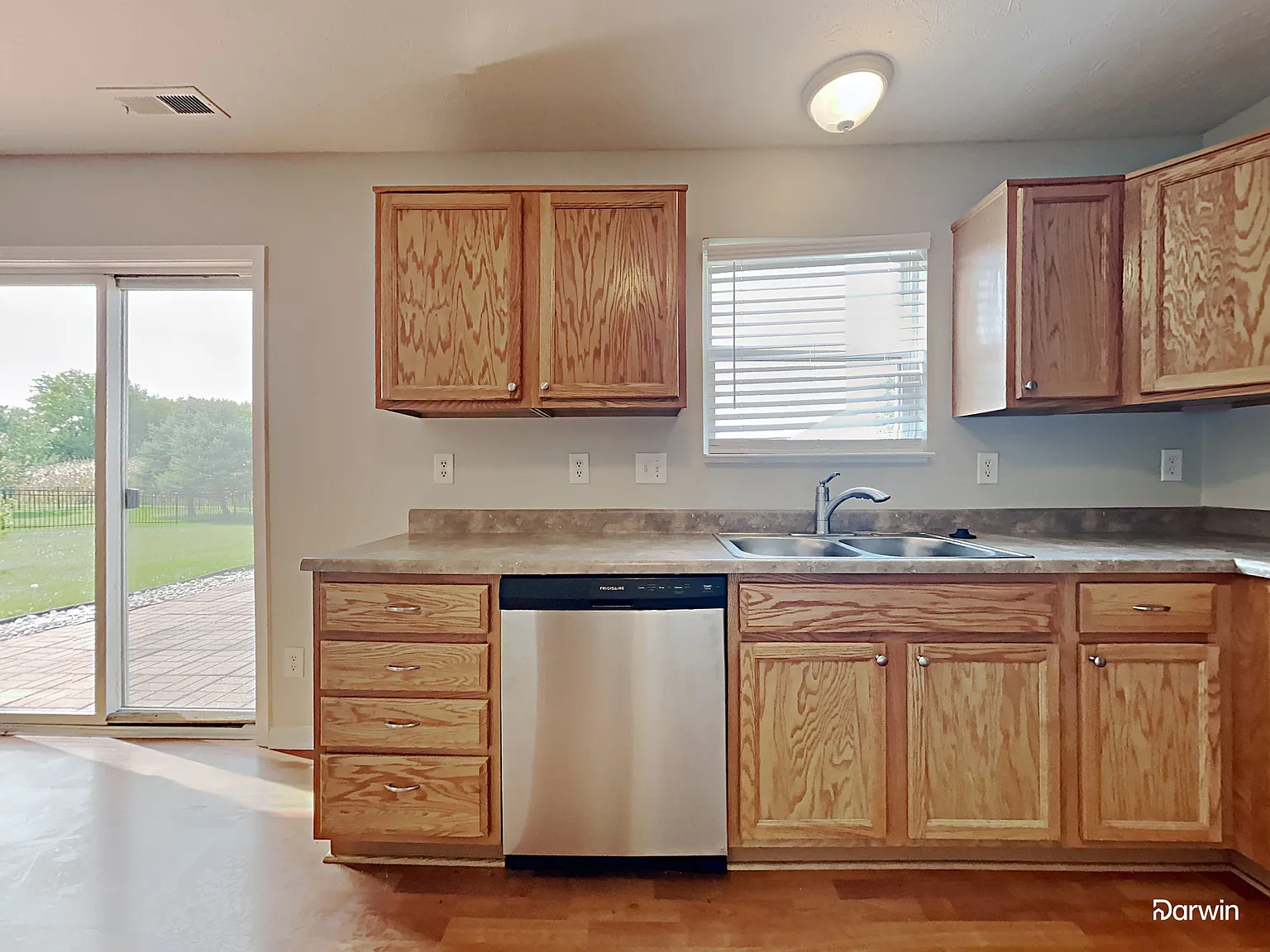 4 bed, 2.5 bath, 2390 sqft, $2,525 — Photo 3