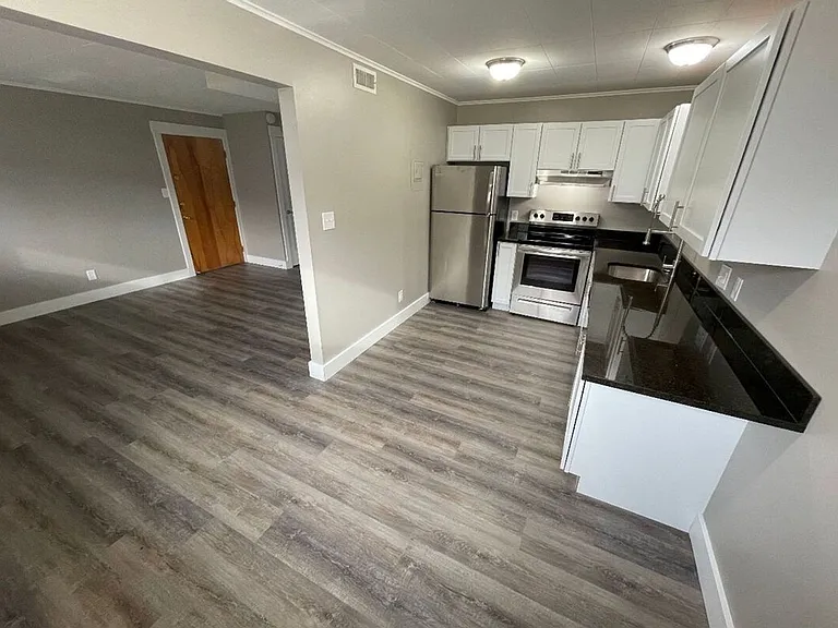 Remodeled Apartments Walking Distance from IU Campus — Photo 15