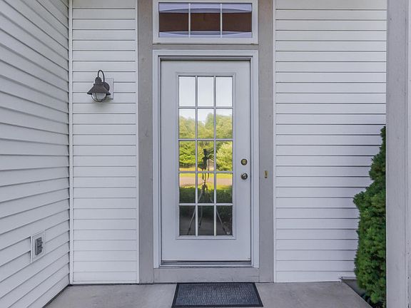 3rd image of 123 Woodwind Dr