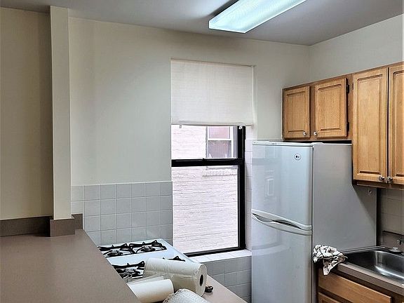 4th image of 21-71 27th St #C