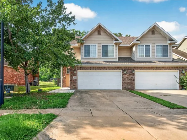 2572 E Turtle Creek Dr, Fayetteville, AR 72701