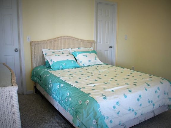 Queen bedroom- 2nd level