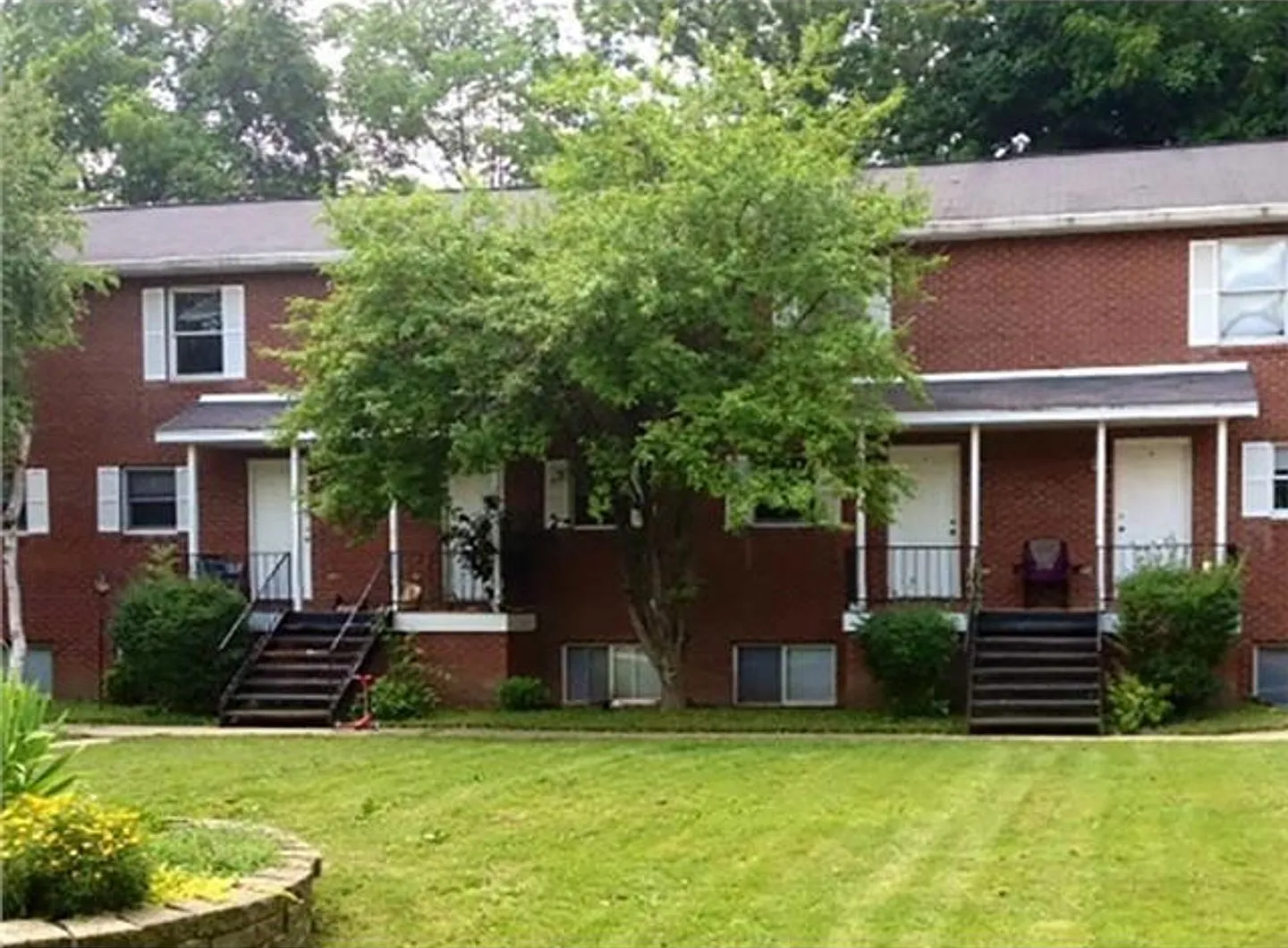 Beautiful and Spacious Townhomes near IU Campus — Photo 2