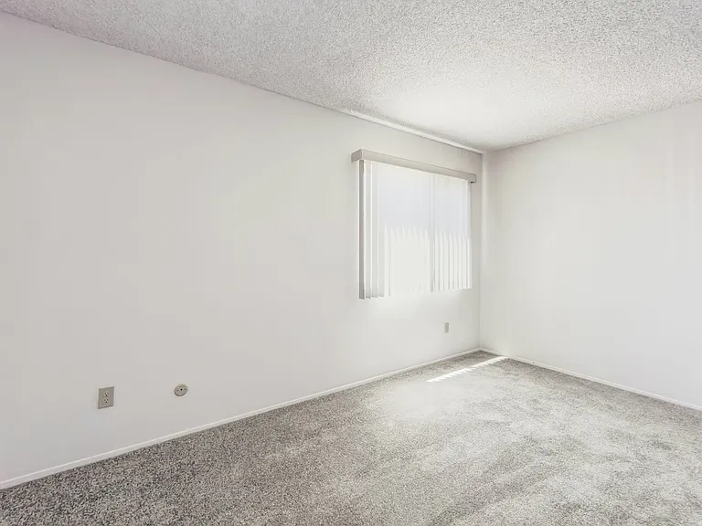 Large 2 bedroom Apartment in Clairemont — Photo 29