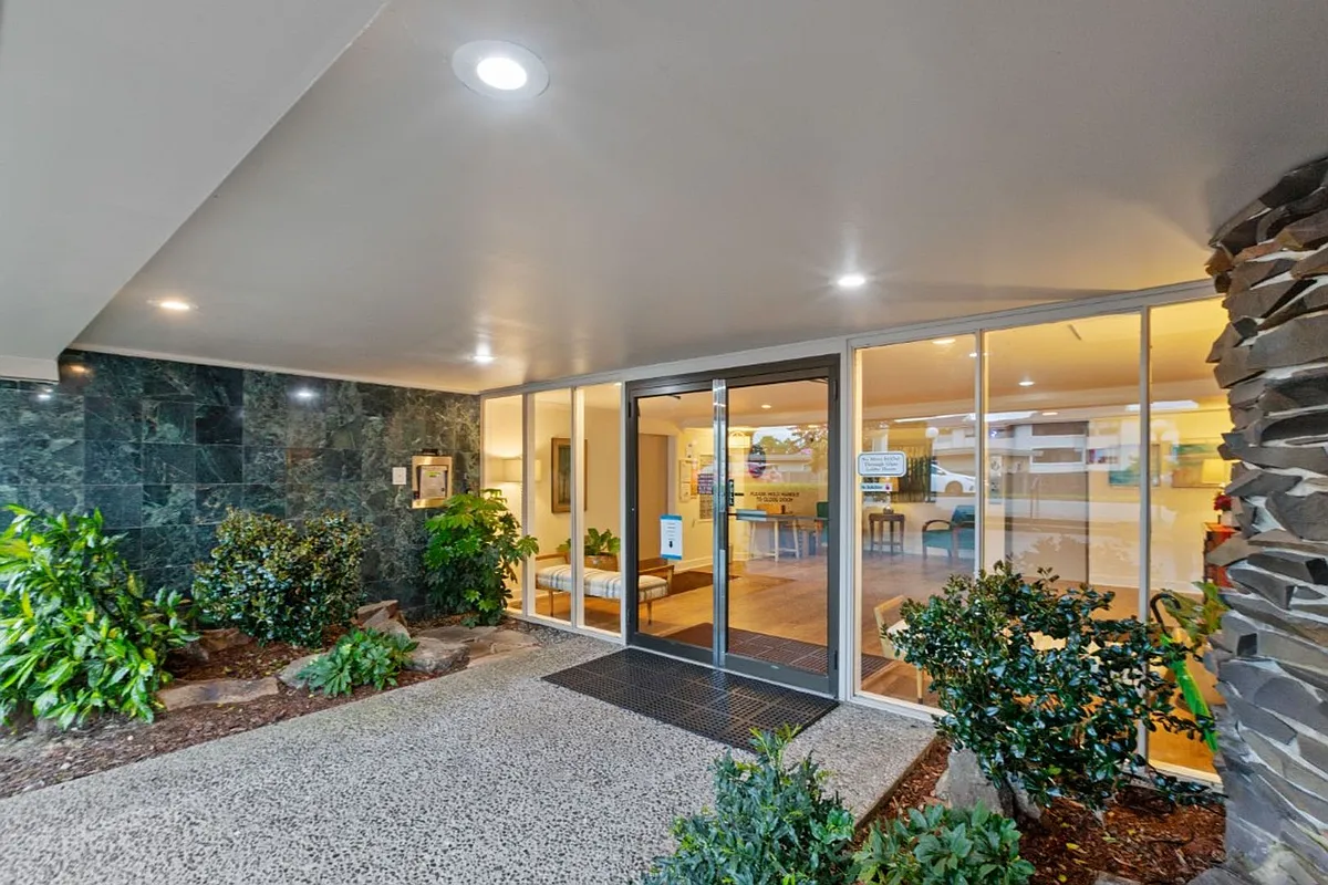 Building Photo - 550 Elm Way #106
