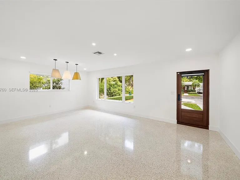 415 Navarre Ave — Photo 4