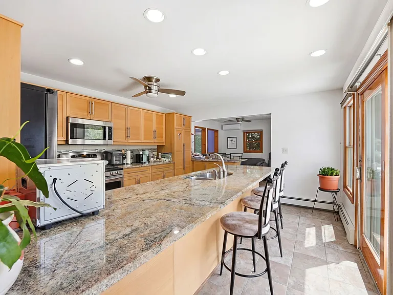 319 E Madison Ave — Photo 12