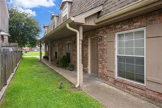 2 bed, 1.5 bath, 1280 sqft, $1,300 — Photo 2