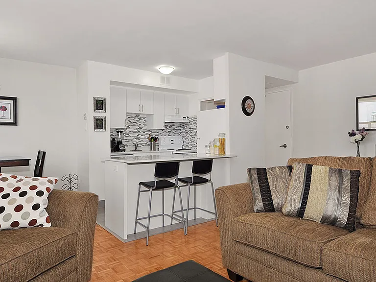 445 Eglinton Ave E — Photo 10