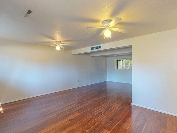B1 - 04 - Living room.jpg