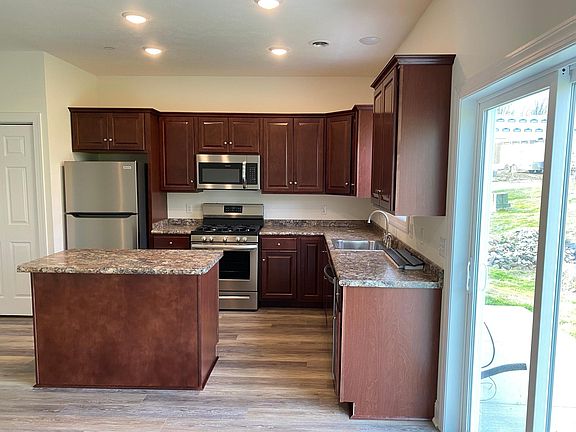 Kitchen Area w Stainless Steel Appliances