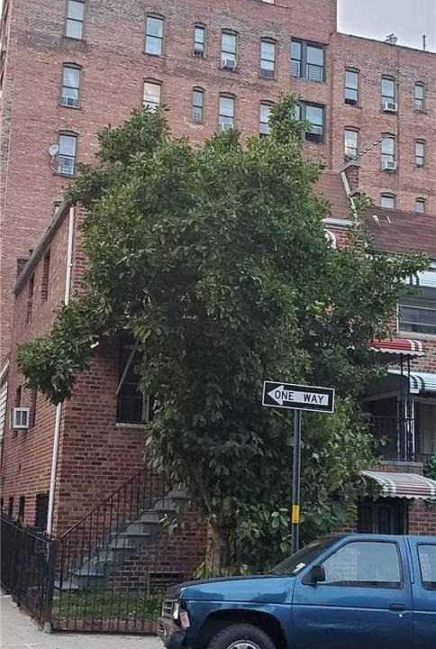 2nd image of 851 Crown St