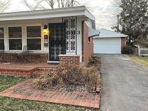 2nd image of 3113A Delaney St